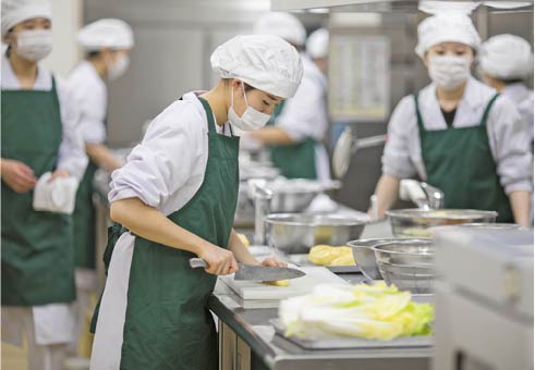 学内の給食施設で大量調理を経験